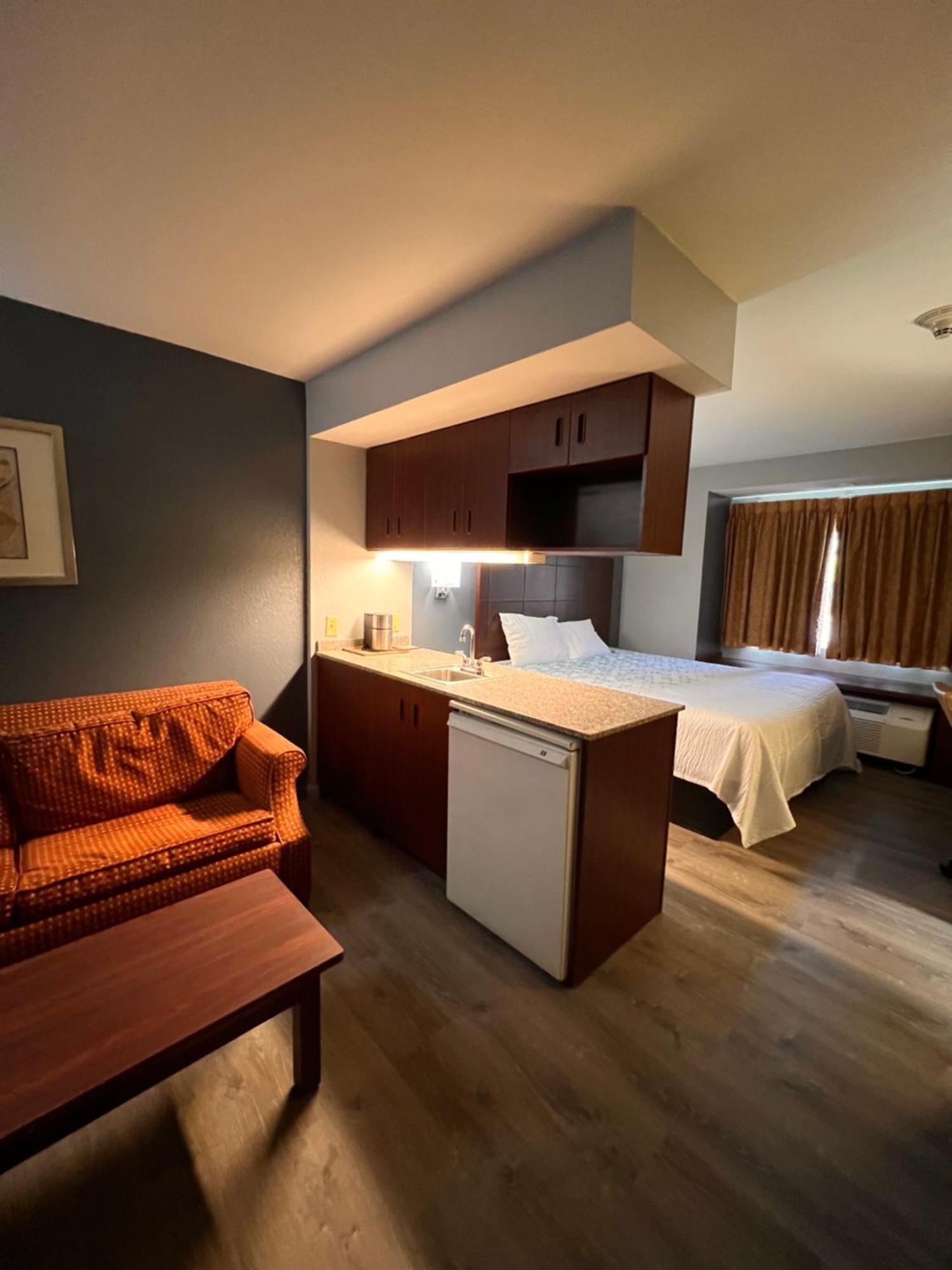Blisspoint Inn & Suites, Northwood Eksteriør bilde